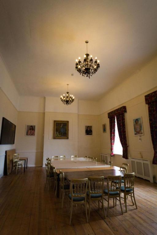 The Angel Hotel Хелстън Екстериор снимка